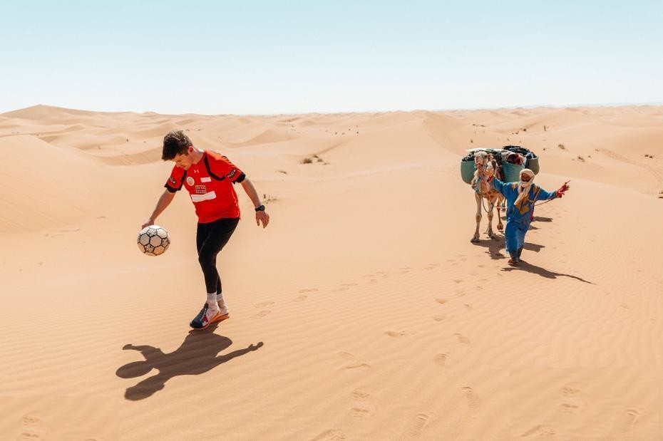 男子頂著高溫顛球橫穿百公里撒哈拉沙漠