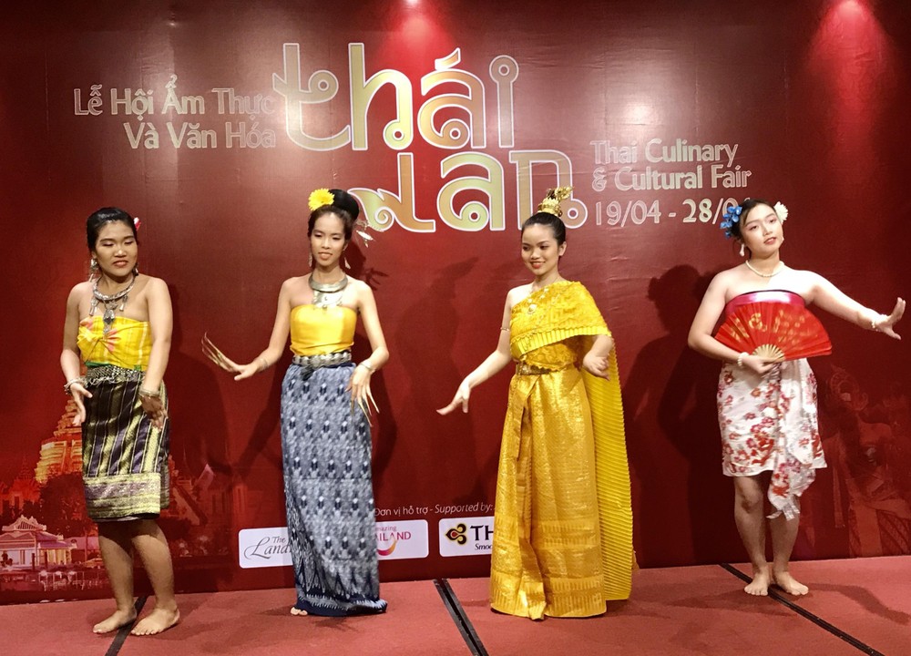 泰國美食與文化節表演的傳統舞蹈。