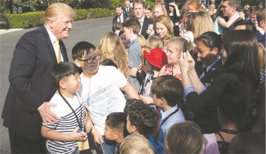 現年73歲的美國總統特朗普在白宮南草坪上被幾十名小朋友圍繞，還分享了自己的人生建議。
