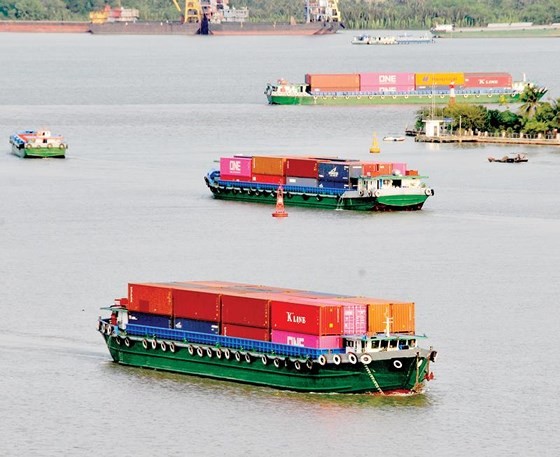 駁船在西貢河運貨。