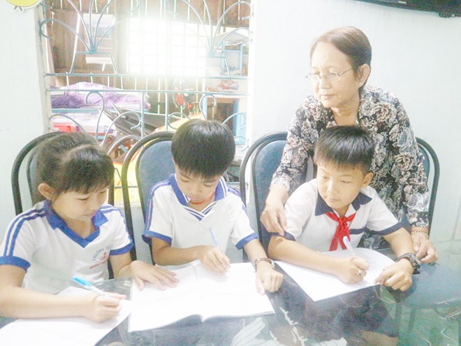 林氏五老師正在家內給學生們輔導功課。