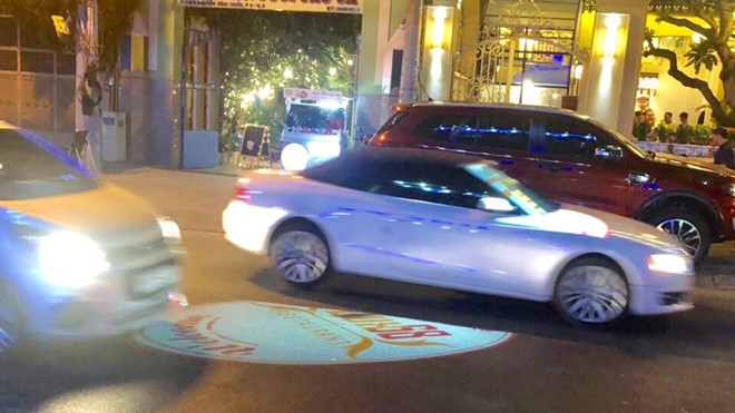 許多司機為閃避投影在馬路上的廣告燈光而造成交通混亂。
