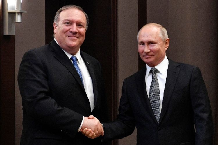 俄總統普京(右)與來訪的美國務卿蓬佩奧握手。
