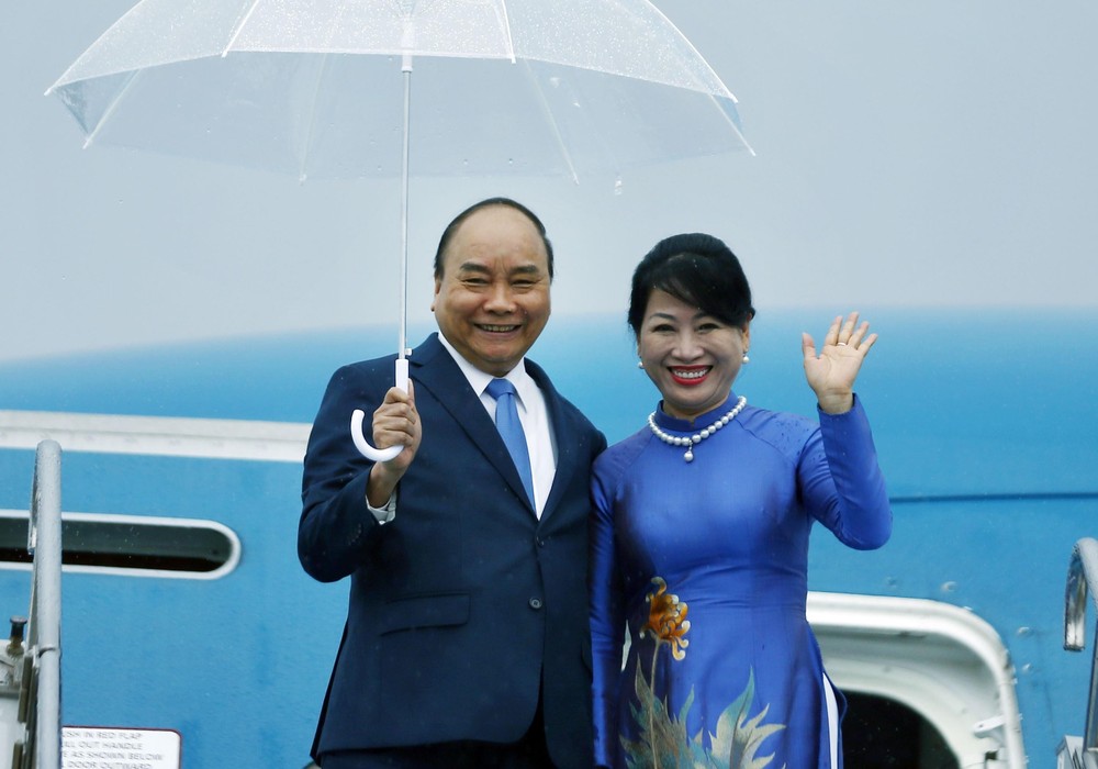 阮春福總理偕夫人抵達大阪市關西國際機場。               
