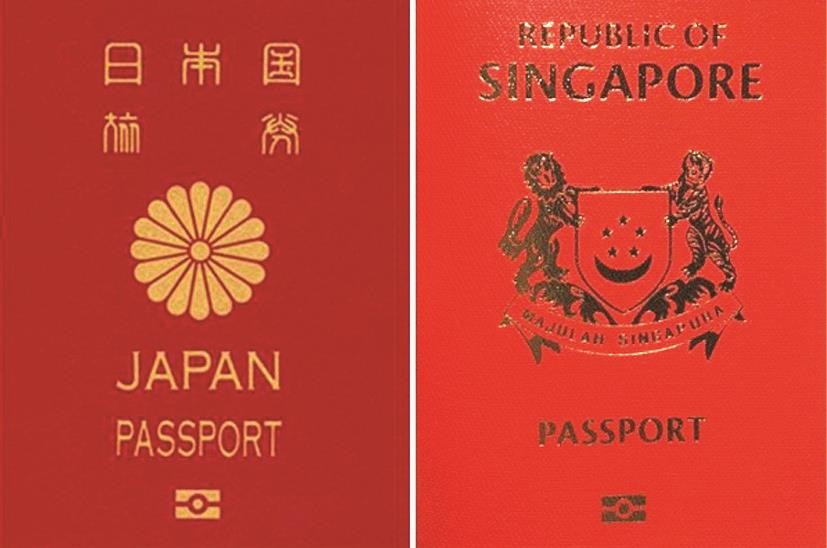 日本(左圖)及新加坡護照。