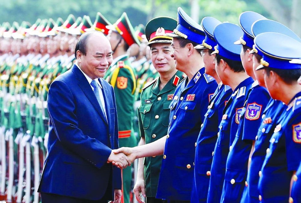 政府總理阮春福與代表交談。
