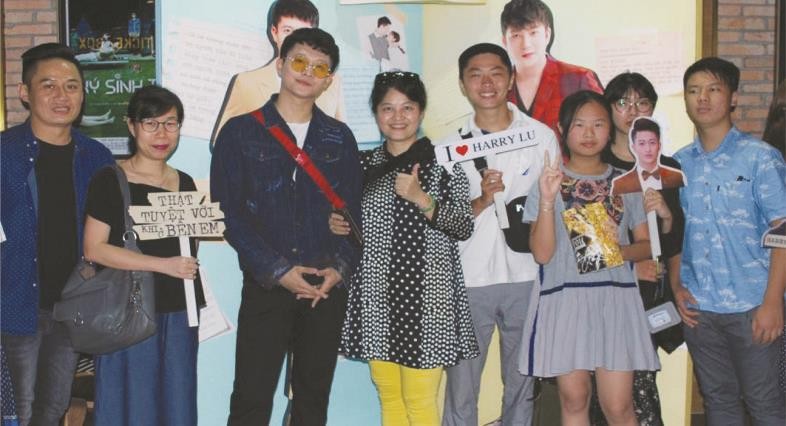 呂晉宇（左三）與母親和粉絲們在首映禮上留影。