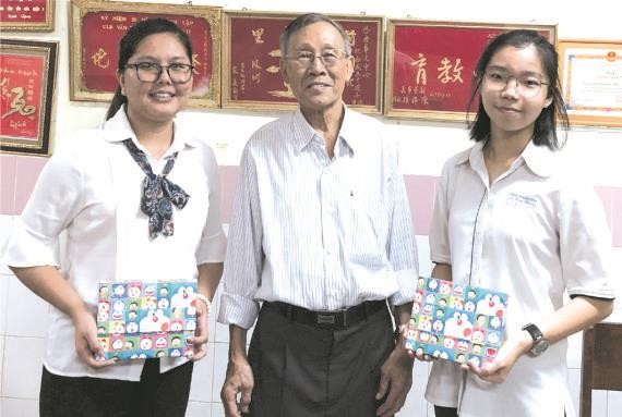 王沛川校長已從該中心的優秀生中選出華人學生陳沛欣(左一)。
