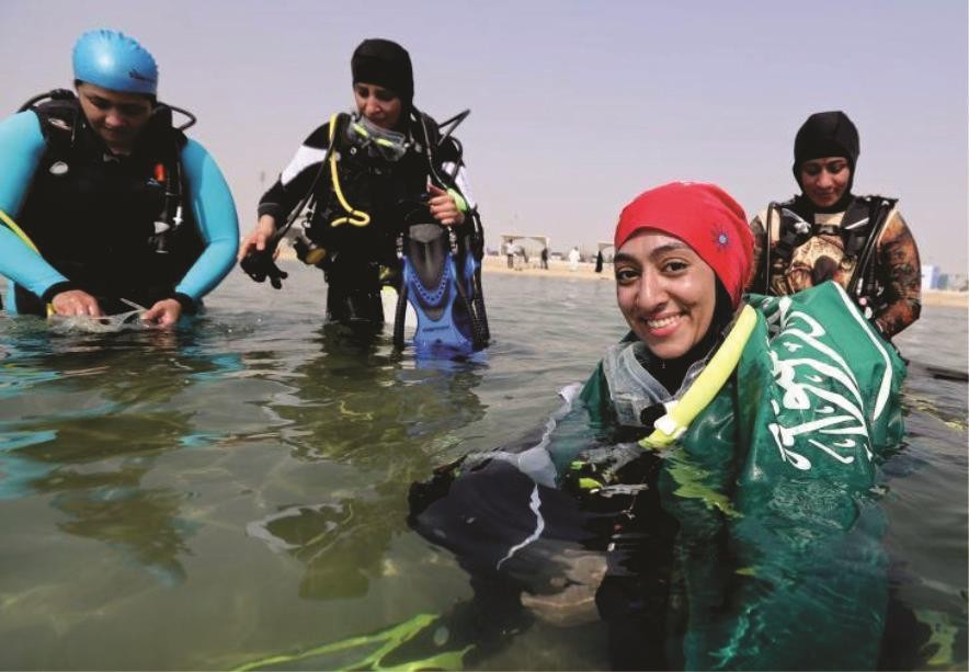 沙特婦女在海灘體驗潛水。