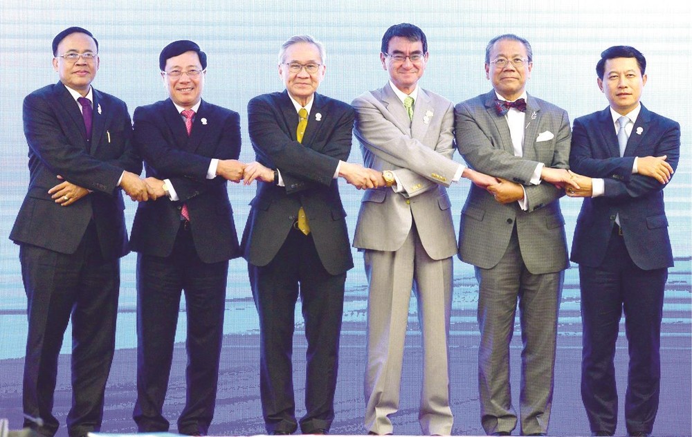 范平明副總理（左二）與出席會議各外長合照。