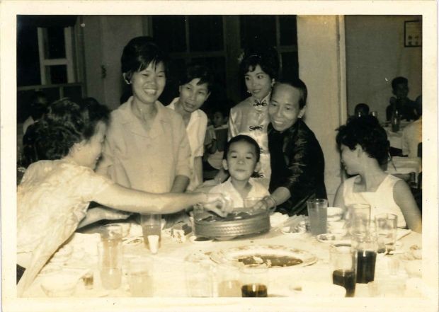 自梳女－－黃桃姑婆（穿黑衣）上世紀七十年代中旬為一華人婚禮擔當大妗姐。