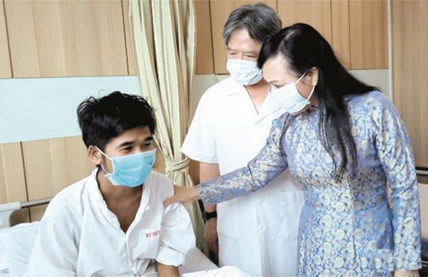 衛生部長阮氏金進昨(23)日中午前往河內越德醫院探訪上週剛進行器官移植手術的一些病人