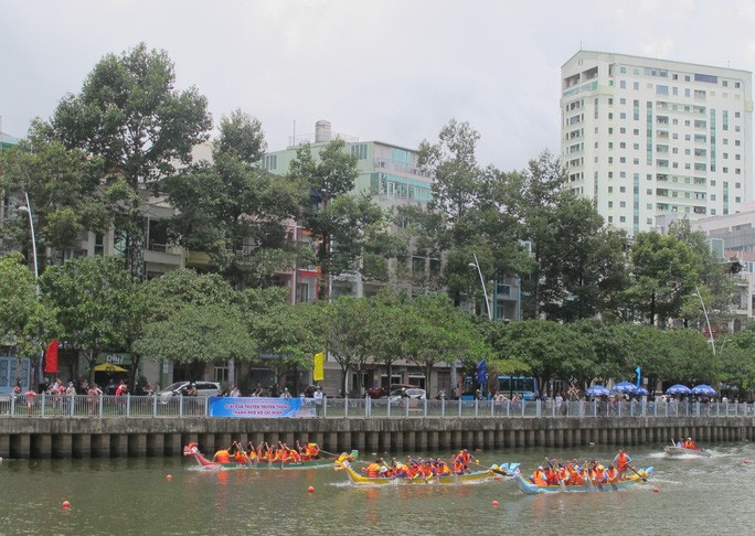 眾多運動員參加傳統划龍船賽