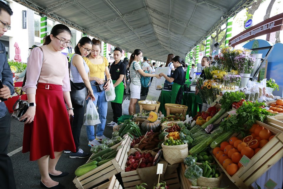 消費者正選購無公害蔬菜。