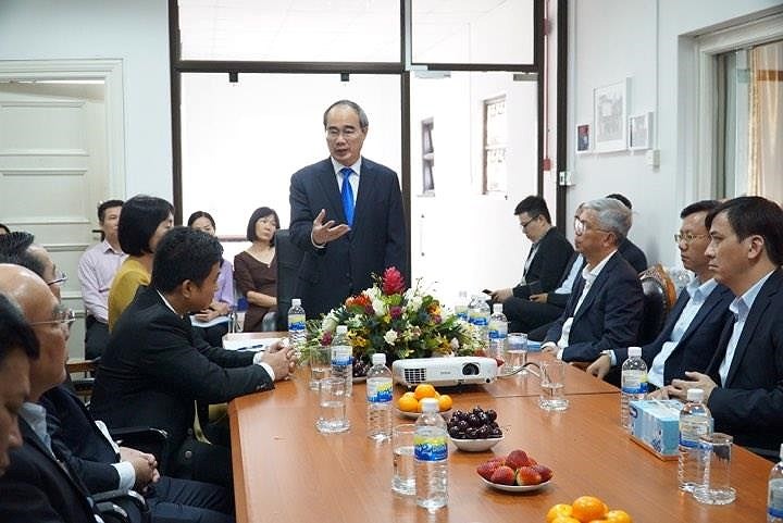 市委書記阮善仁看望越南駐新加坡大使館工作人員。