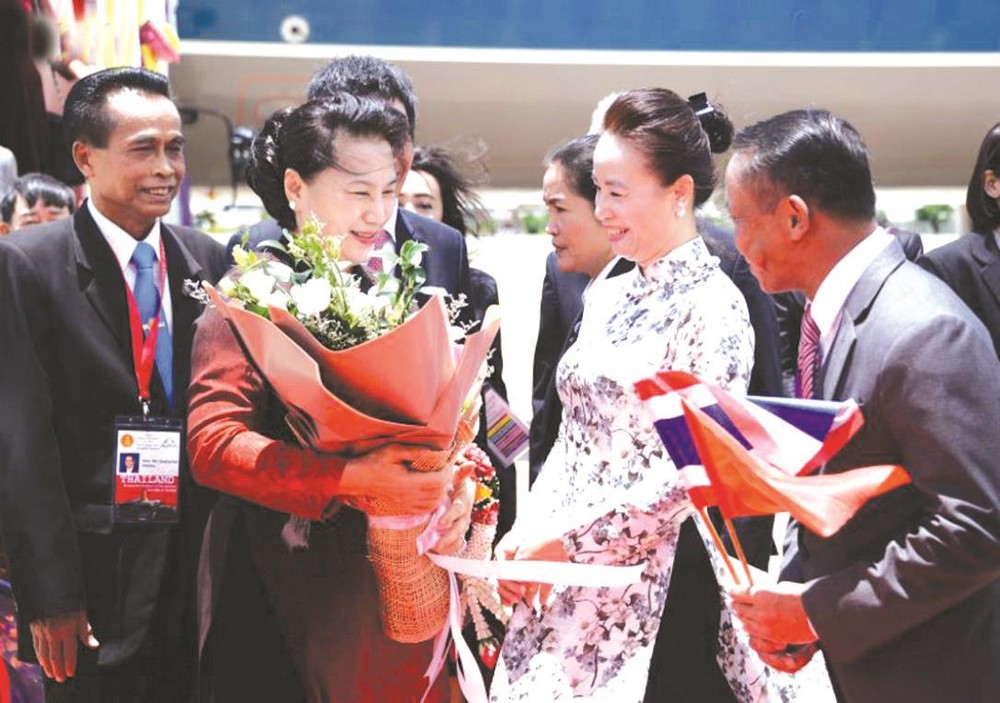 泰國代表與越南僑胞在機場歡迎國會主席阮氏金銀。　　　　　　　　　　