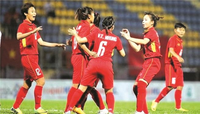 越南女子隊慶祝進球。