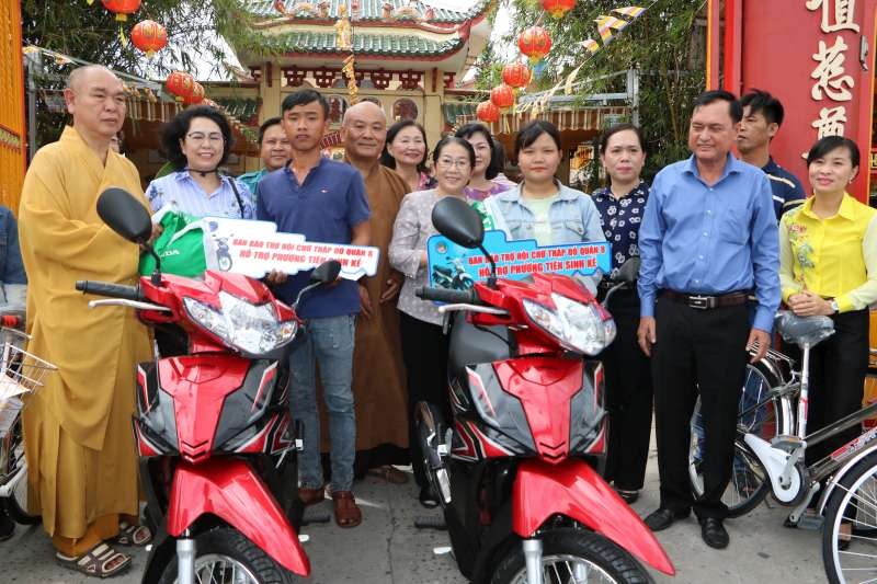 本市領導與釋慧功上座向2戶華人家庭贈送摩托車。