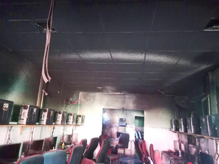 阮清鴻家庭的網吧被燒毀。