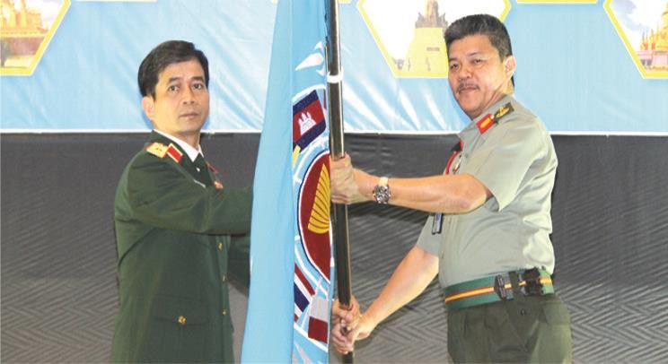 黃金鳳少將（左）接收APCN旗幟。