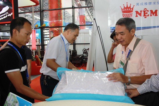 越南華人企業萬成乳膠床墊公司參加第十五屆中國-東盟博覽會。