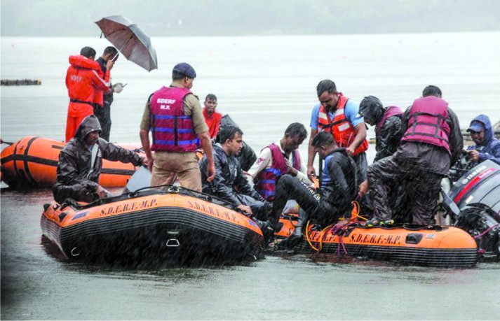 救援人員在湖面上搜救。