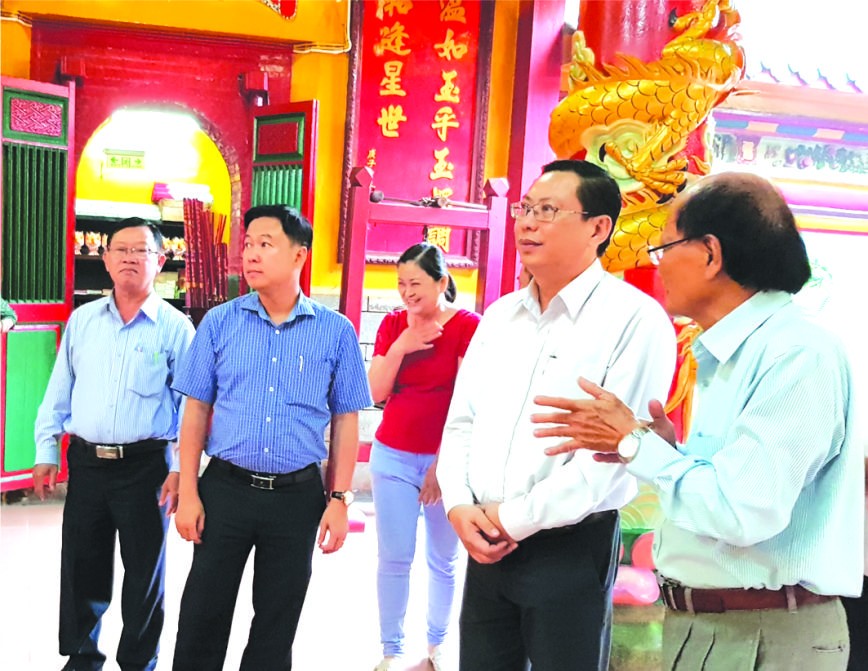陳友福副主席(右二)與代表們參觀溫陵會館。