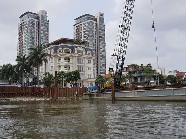 駁船正在西貢河邊施工項目。