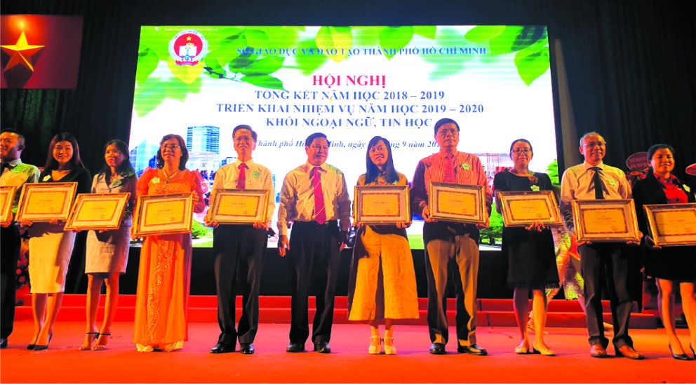 ４所華文培訓中心獲頒發獎狀。