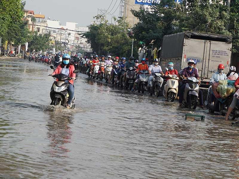 本市許多條街道因潮汛而受淹。