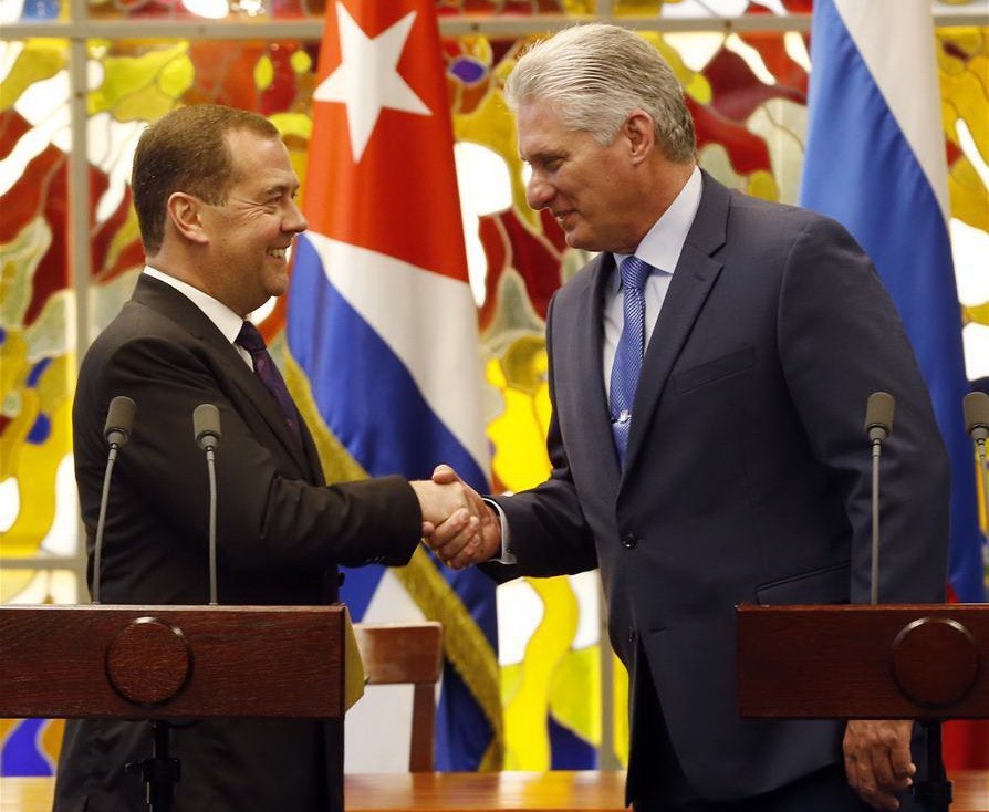 10月3日，在古巴哈瓦那，古巴國務委員會主席兼部長會議主席迪亞斯—卡內爾（右）與俄羅斯總理梅德韋傑夫握手。(圖源：新華社)