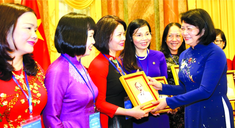 國家副主席鄧氏玉盛給與會者贈送紀念品。