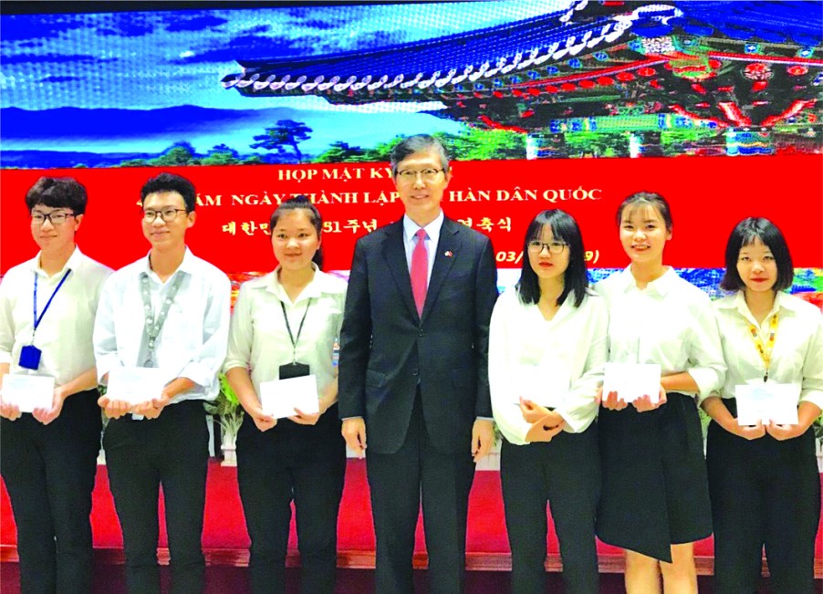 　　韓國駐本市總領事 Lim Jae Hoon 向大學生 頒發獎學金。