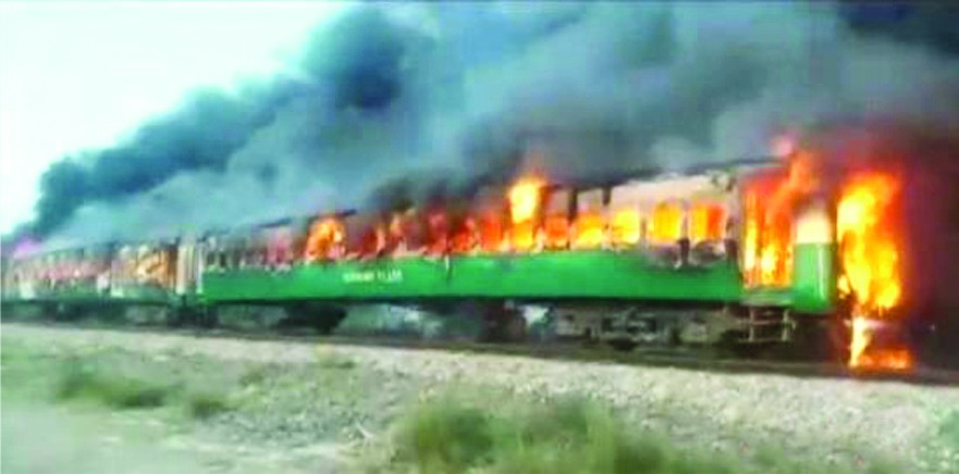 巴基斯坦列車起火致逾百人死傷