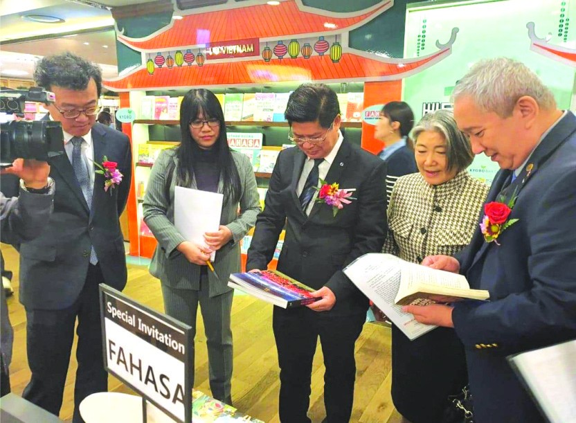市書籍發行公司在韓國Kyobo Gwanghwamun書局開設的越南書籍攤位於昨(21)日正式投入活動，由該公司總經理范明順為首的代表團已前往參加書展開幕儀式。