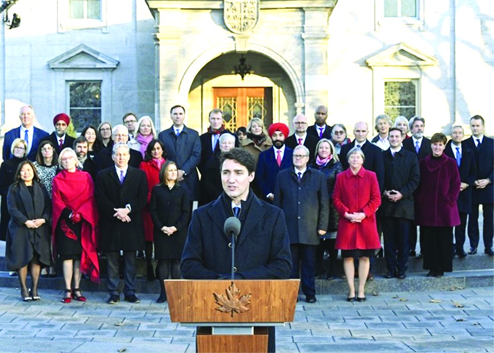 加拿大總理杜魯多（前）與新一屆內閣成員亮相。