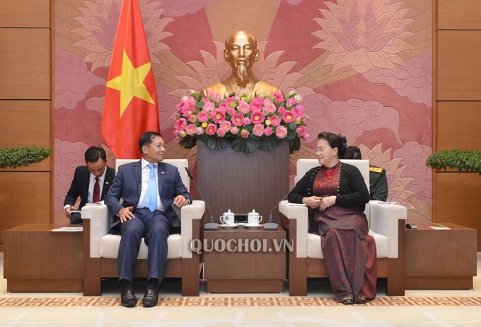 昨(19)日下午在國會大廈，國會主席阮氏金銀接見了緬甸武裝力量總司令敏昂萊將軍