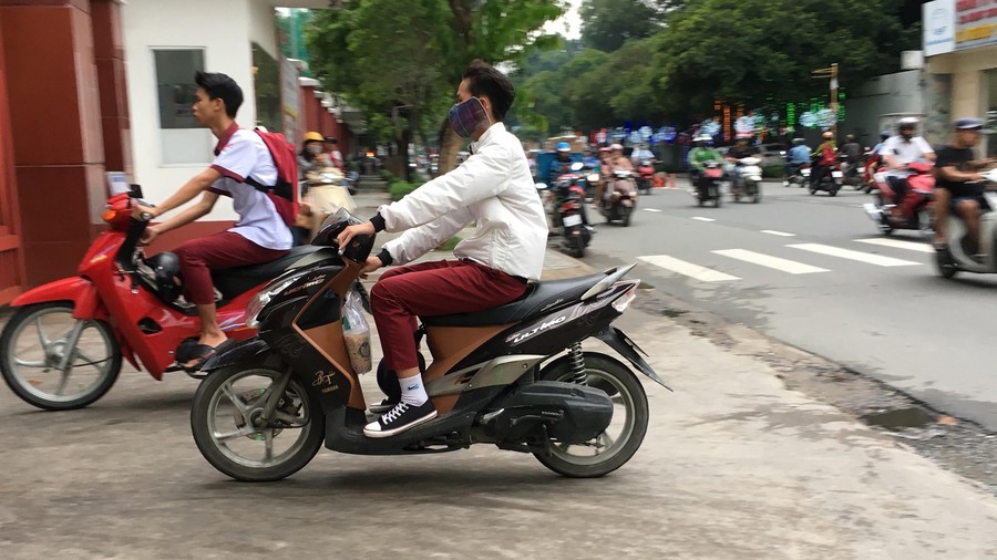 學生騎車不戴安全帽。