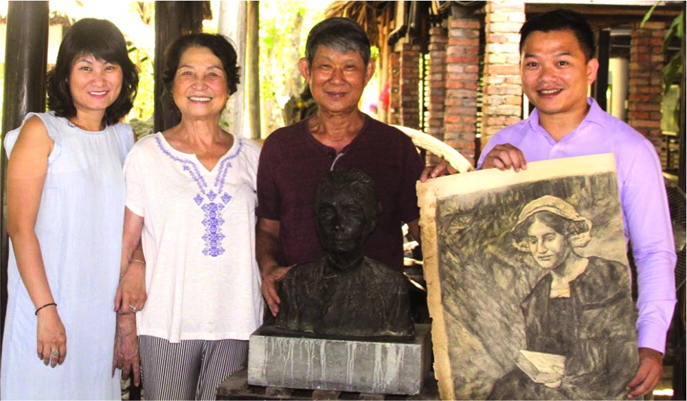 李克柔畫家(左三)與妻兒向麒麟捐贈珍貴華人文物。