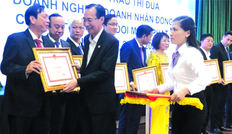 黎清廉副主席頒發獎狀給華人企業家楊文德。