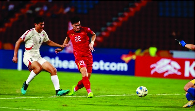 進靈（紅衣）為越南隊領先1比0。