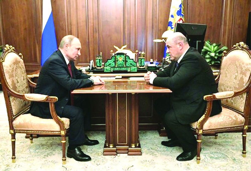 俄總統普京會見聯邦稅務局局長米哈伊爾‧米舒斯京(右)。
