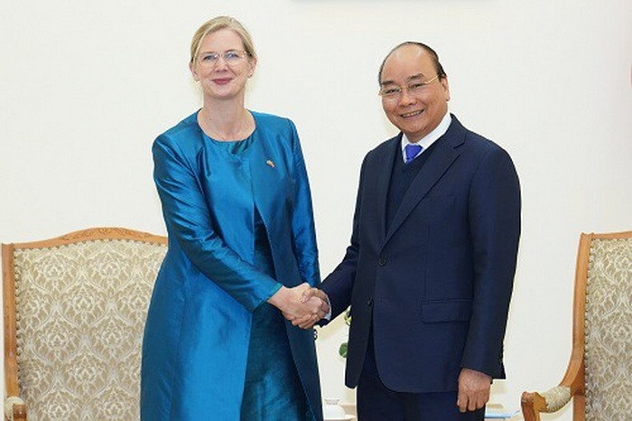 政府總理阮春福昨(31)日下午在政府辦事處，接見了前來越南履新的瑞典大使安娜‧瑪維。