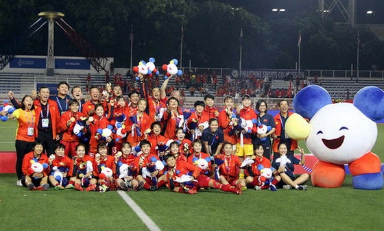 越南女足隊與主教練梅德鐘在榮獲2019年東南亞運動會金牌時的喜悅。