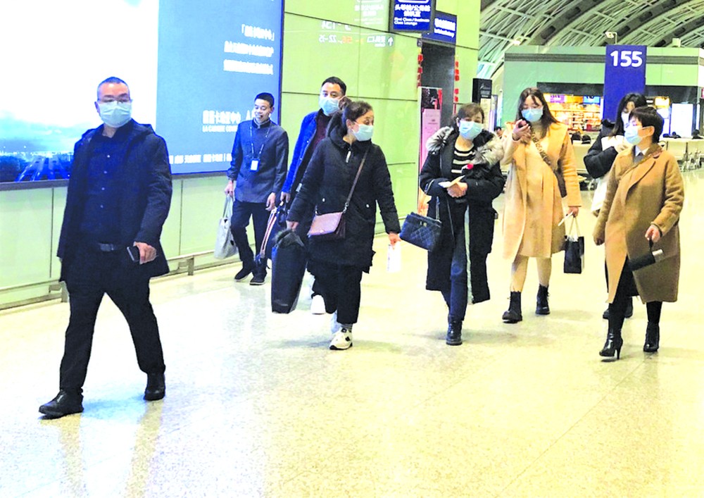 在中國成都雙流國際機場，人們戴著口罩。