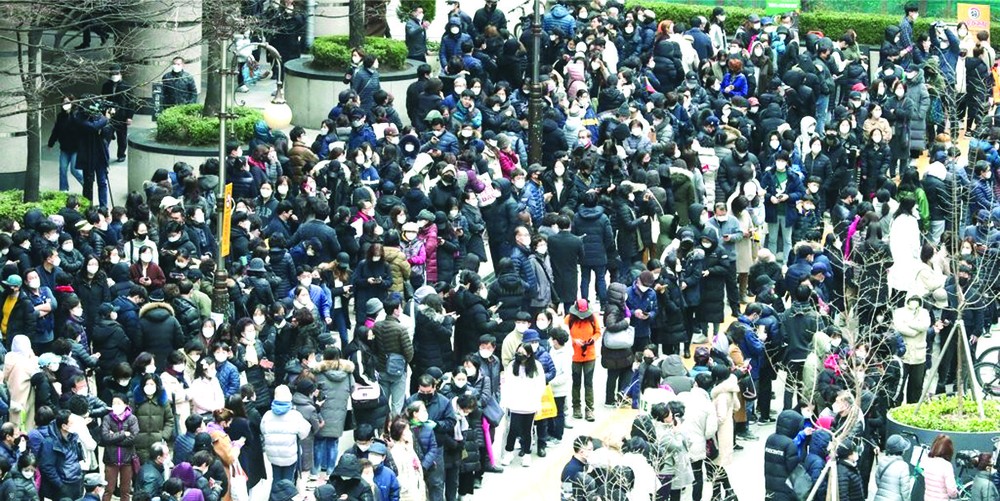 在韓國首爾人們排起長龍等待購買口罩。