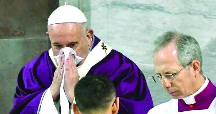 教皇方濟各在週三的活動上擦鼻子。