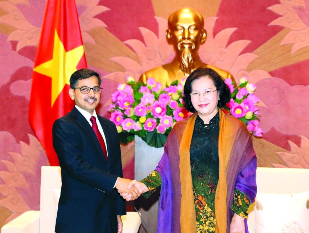 國會主席阮氏金銀昨(28)日在國會大廈接見了來越履新而前來禮節性拜訪的印度駐越南大使普拉奈‧維爾馬閣下。
