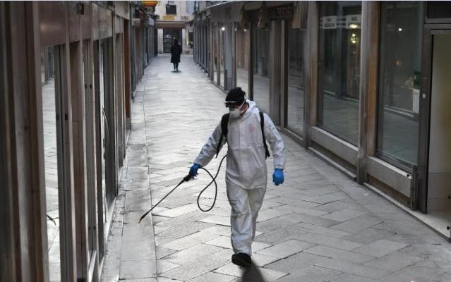 意大利威尼斯工作人員在公共區域內噴灑消毒劑。