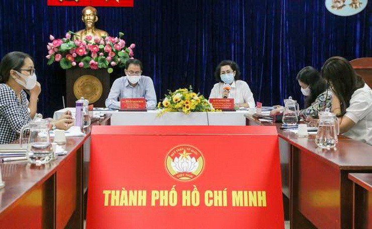 市越南祖國陣線委員就彩票兜售者資助事宜召開視像會議。